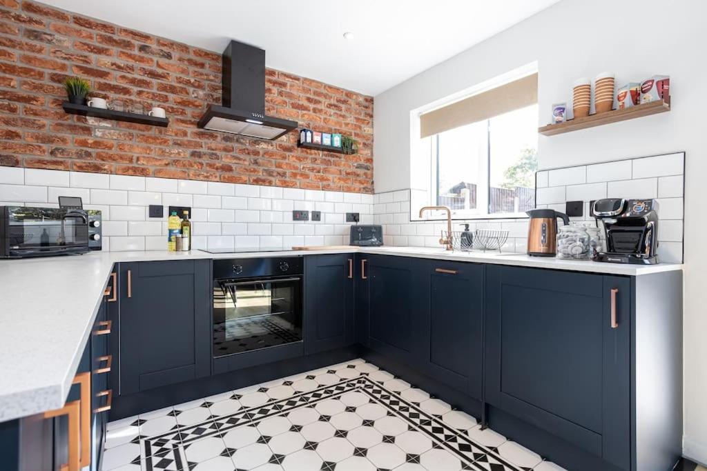 Railway House - Central Warrington - Sleeps 6 Exterior photo