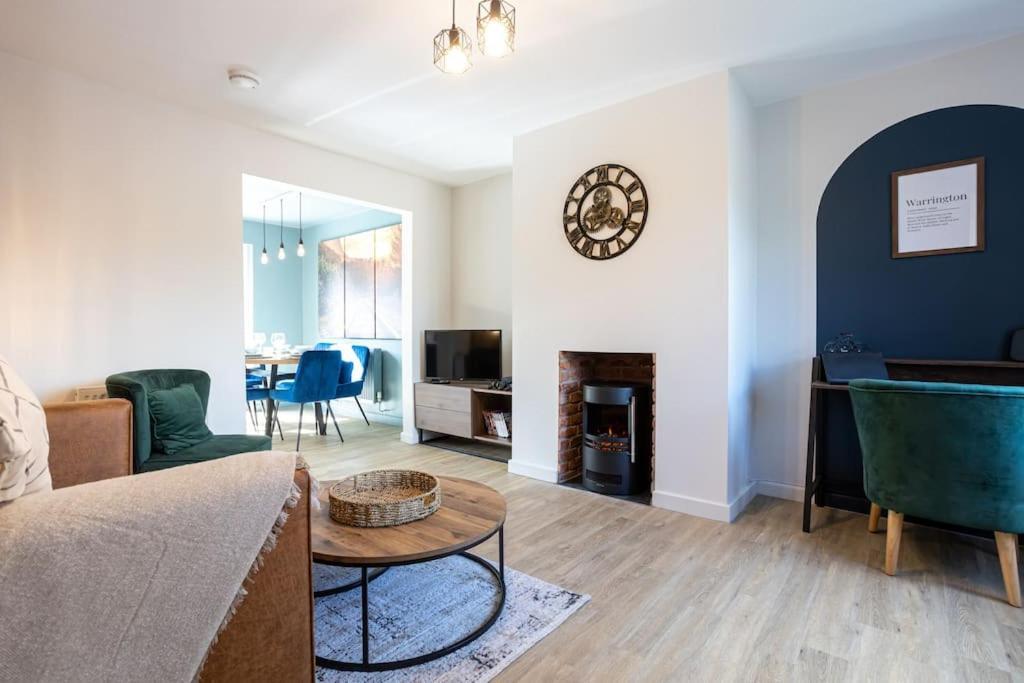 Railway House - Central Warrington - Sleeps 6 Exterior photo