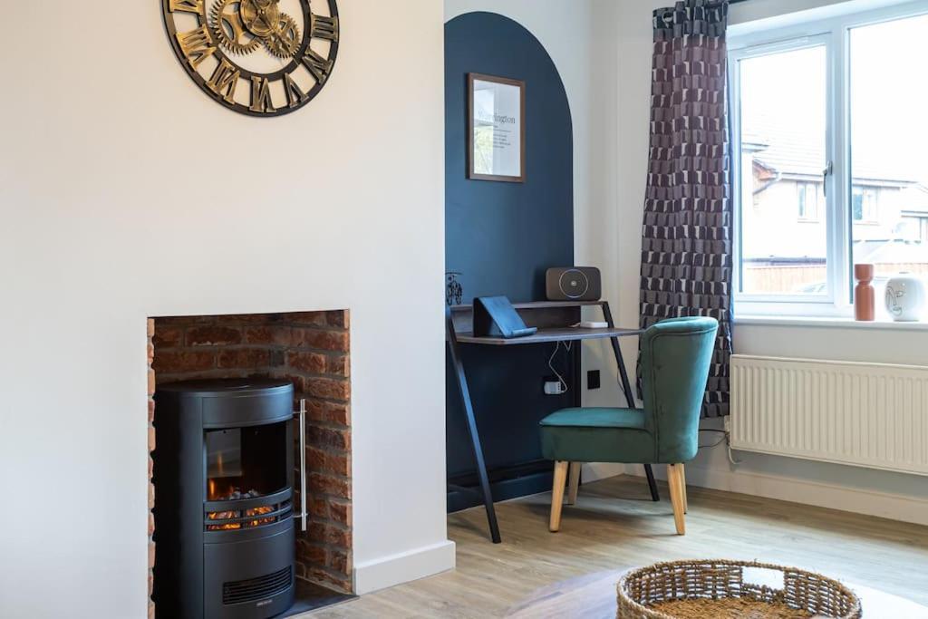 Railway House - Central Warrington - Sleeps 6 Exterior photo
