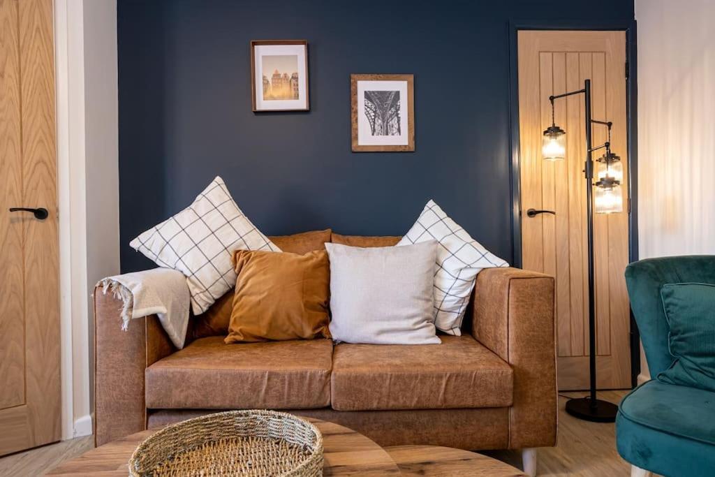 Railway House - Central Warrington - Sleeps 6 Exterior photo