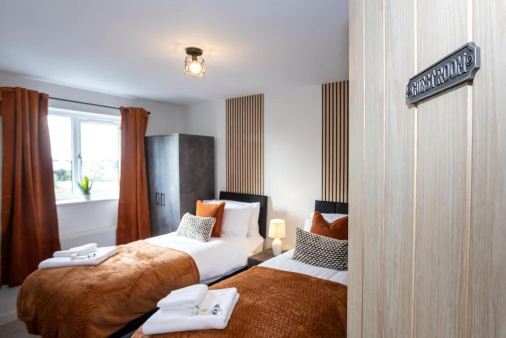 Railway House - Central Warrington - Sleeps 6 Exterior photo