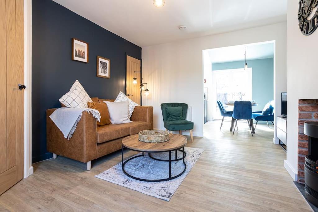 Railway House - Central Warrington - Sleeps 6 Exterior photo