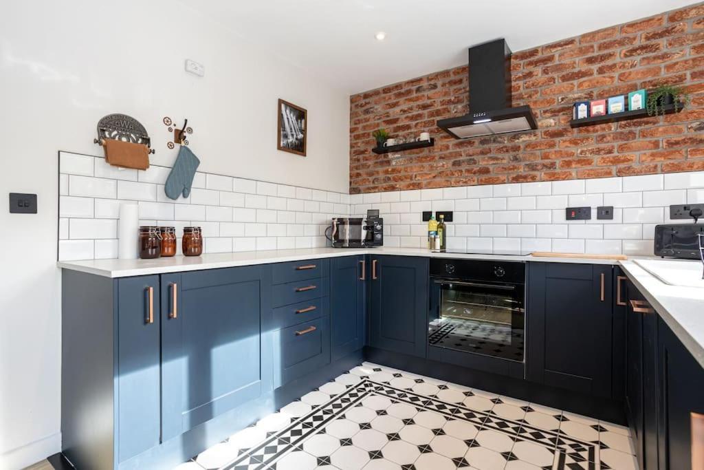 Railway House - Central Warrington - Sleeps 6 Exterior photo