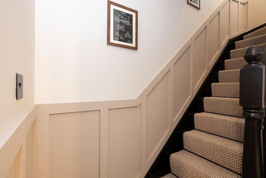Railway House - Central Warrington - Sleeps 6 Exterior photo
